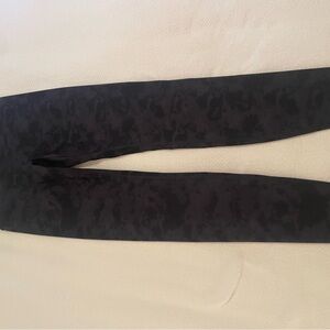 CRZ YOGA Dark Patterned Leggings